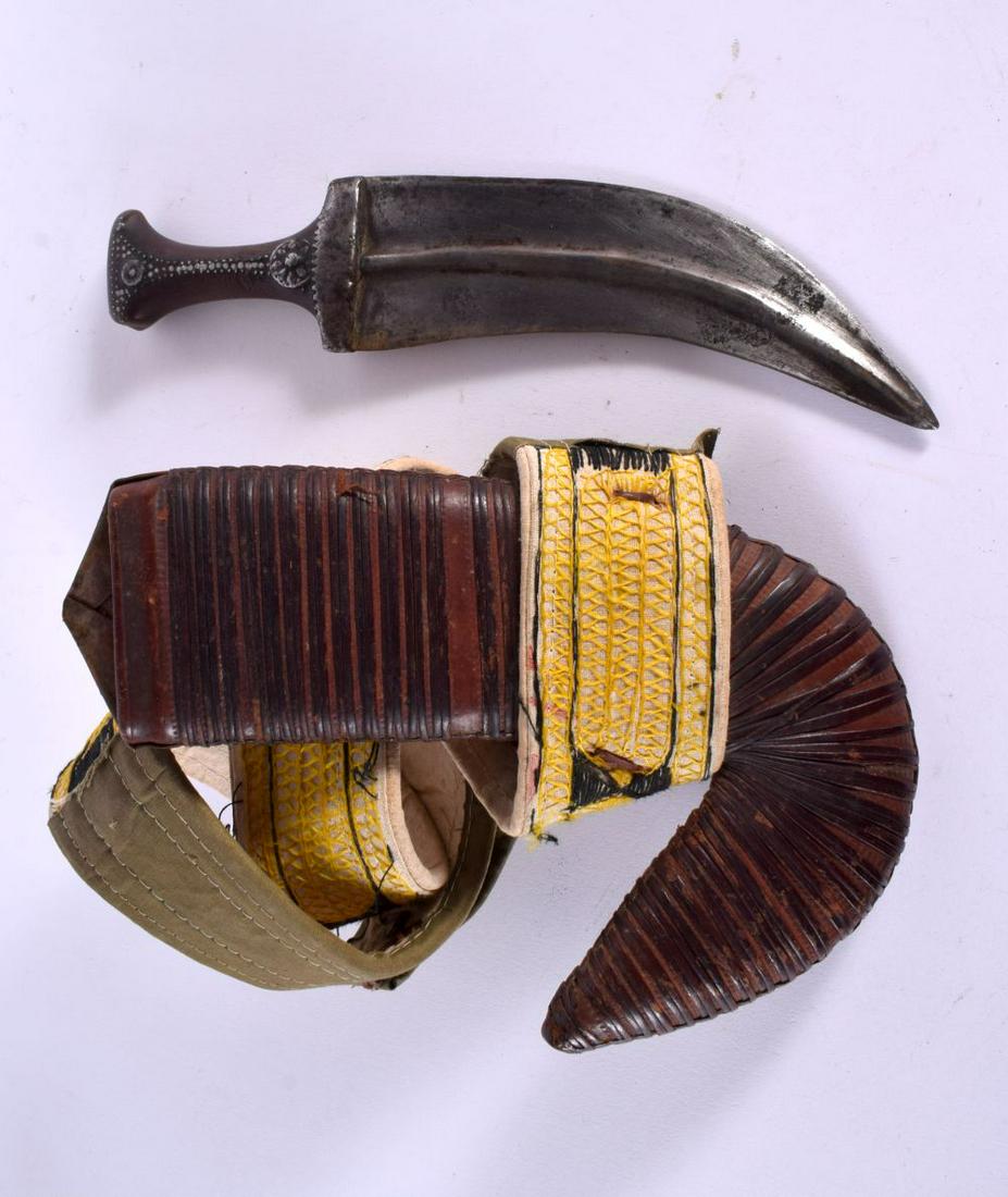AN ANTIQUE OMANI CARVED RHINOCEROS HORN HANDLED JAMBIYA DAGGER. Dagger 34 cm long. (1 of 3)