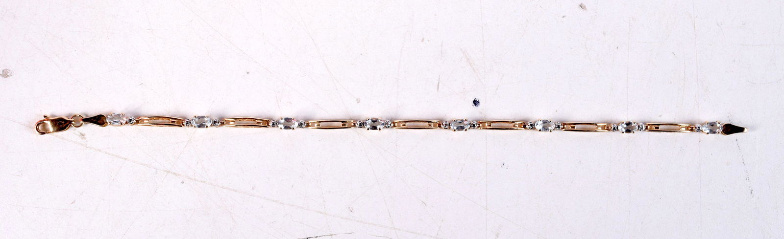 A 14CT GOLD AND AQUAMARINE BRACELET. 4 grams. 17.5 cm long. (1 of 3)