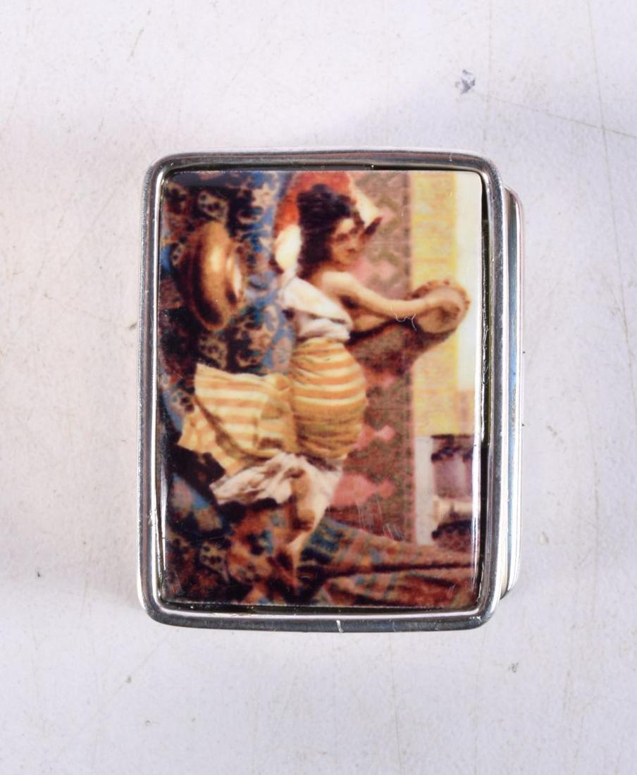A SILVER PILL BOX. 20.7 grams. 3.25 cm x 2.5 cm.: A SILVER PILL BOX. 20.7 grams. 3.25 cm x 2.5 cm.