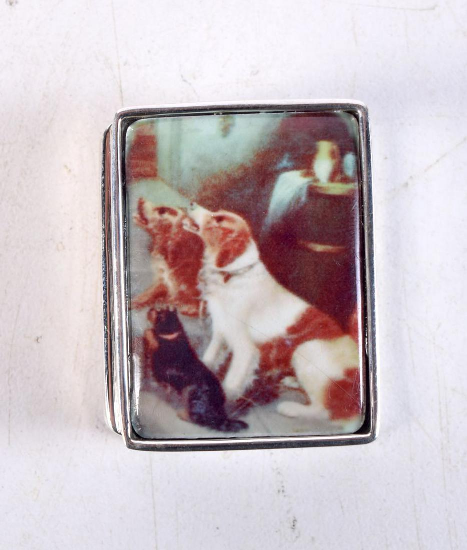 A SILVER DOG PILL BOX. 19 grams. 2.5 cm x 3 cm.: A SILVER DOG PILL BOX. 19 grams. 2.5 cm x 3 cm.