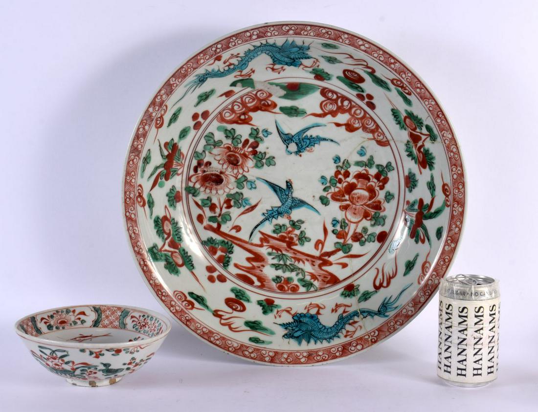 A LARGE 17TH CENTURY CHINESE SWATOW WARE WUCAI DISH Ming, together with a similar smaller bowl. Larg (1 of 10)