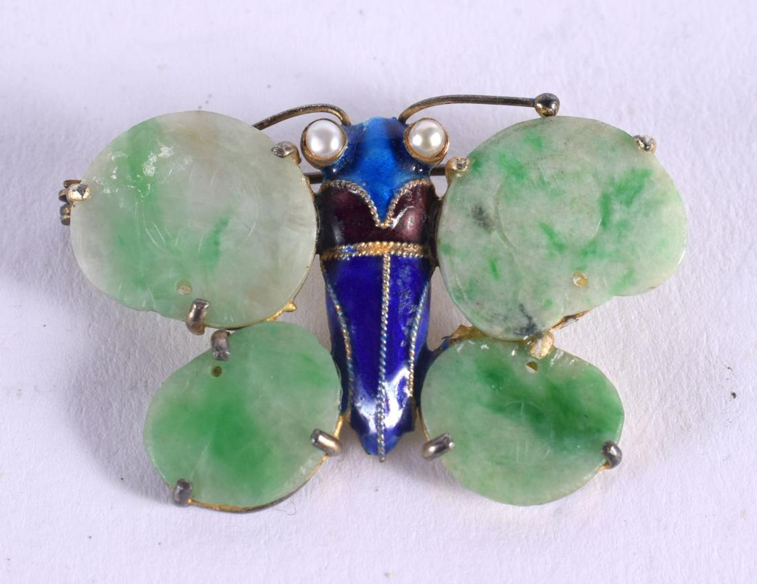 AN EARLY 20TH CENTURY CHINESE YELLOW METAL JADEITE AND ENAMEL BROOCH fomed as an insect. 7.2 grams.: AN EARLY 20TH CENTURY CHINESE YELLOW METAL JADEITE AND ENAMEL BROOCH fomed as an insect. 7.2 grams. 4 cm x 2.5 cm.