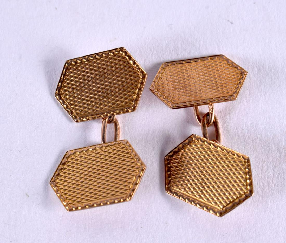 A PAIR OF 9CT GOLD CUFFLINKS. 4.1 grams. (1 of 2)