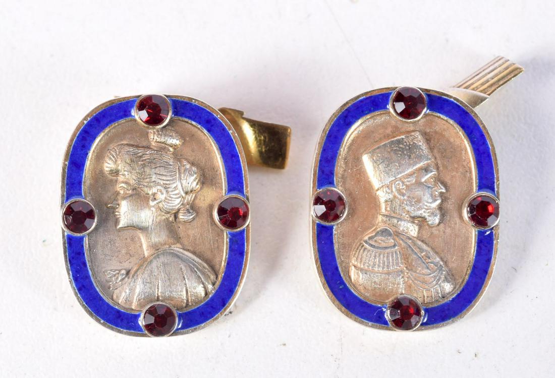 A PAIR OF CONTINENTAL SILVER CUFFLINKS. 15.3 grams. 2.25 cm x 1.75 cm. (1 of 3)