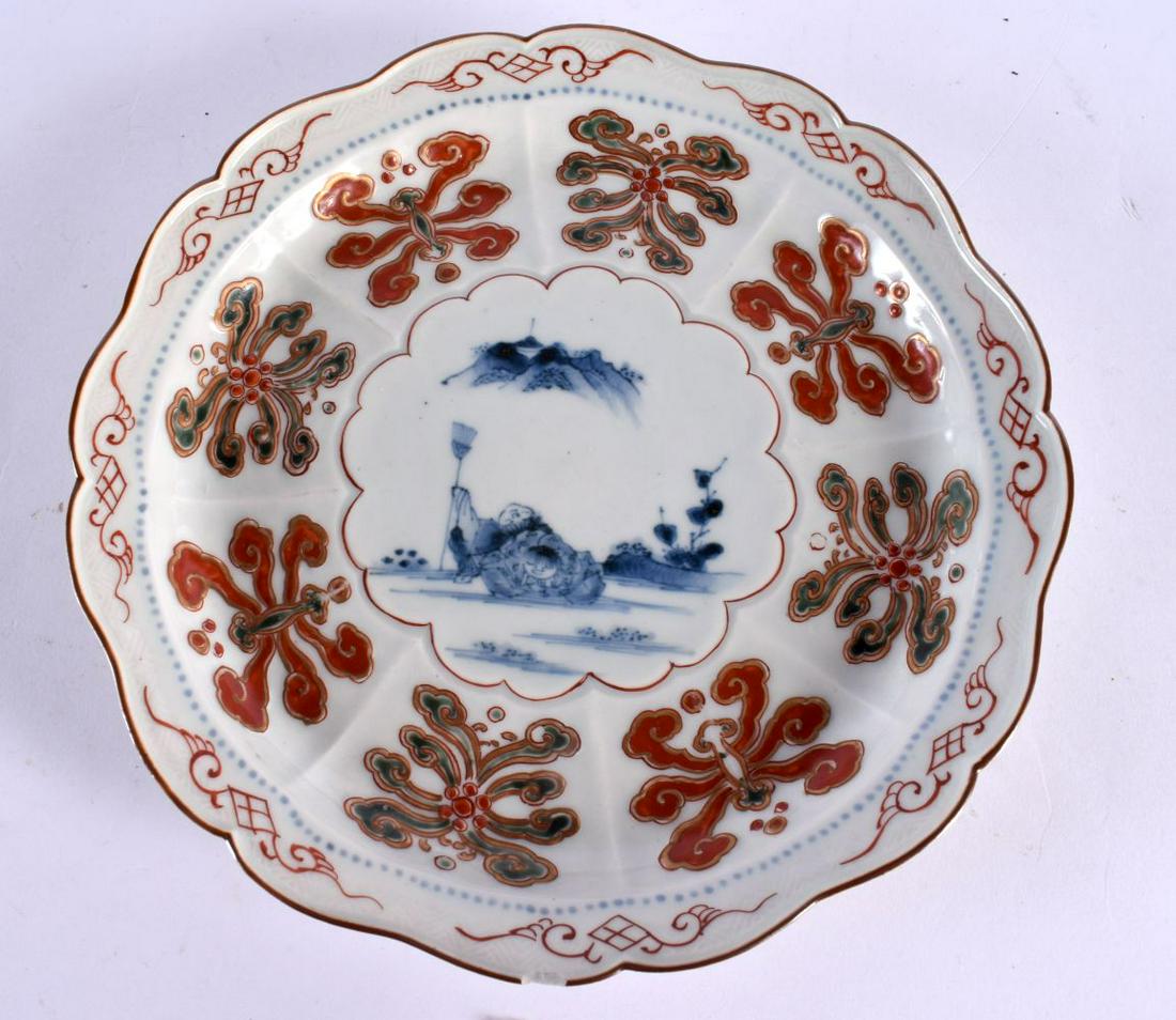 A RARE 18TH CENTURY JAPANESE MEIJI PERIOD IMARI SCALLOPED PLATE with raised motifs. 22 cm wide.: A RARE 18TH CENTURY JAPANESE MEIJI PERIOD IMARI SCALLOPED PLATE with raised motifs. 22 cm wide.