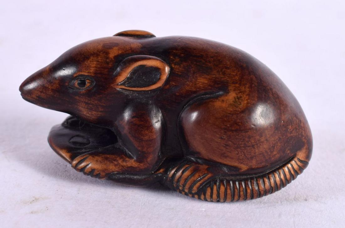 A JAPANESE CARVED WOOD RAT NETSUKE. 5 cm x 2.5 cm. (1 of 4)