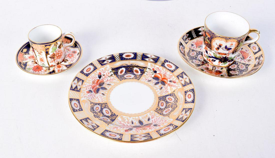 A Crown Derby Imari pattern tea cup and saucer together with other Imari pattern items: A Crown Derby Imari pattern tea cup and saucer together with other Imari pattern items