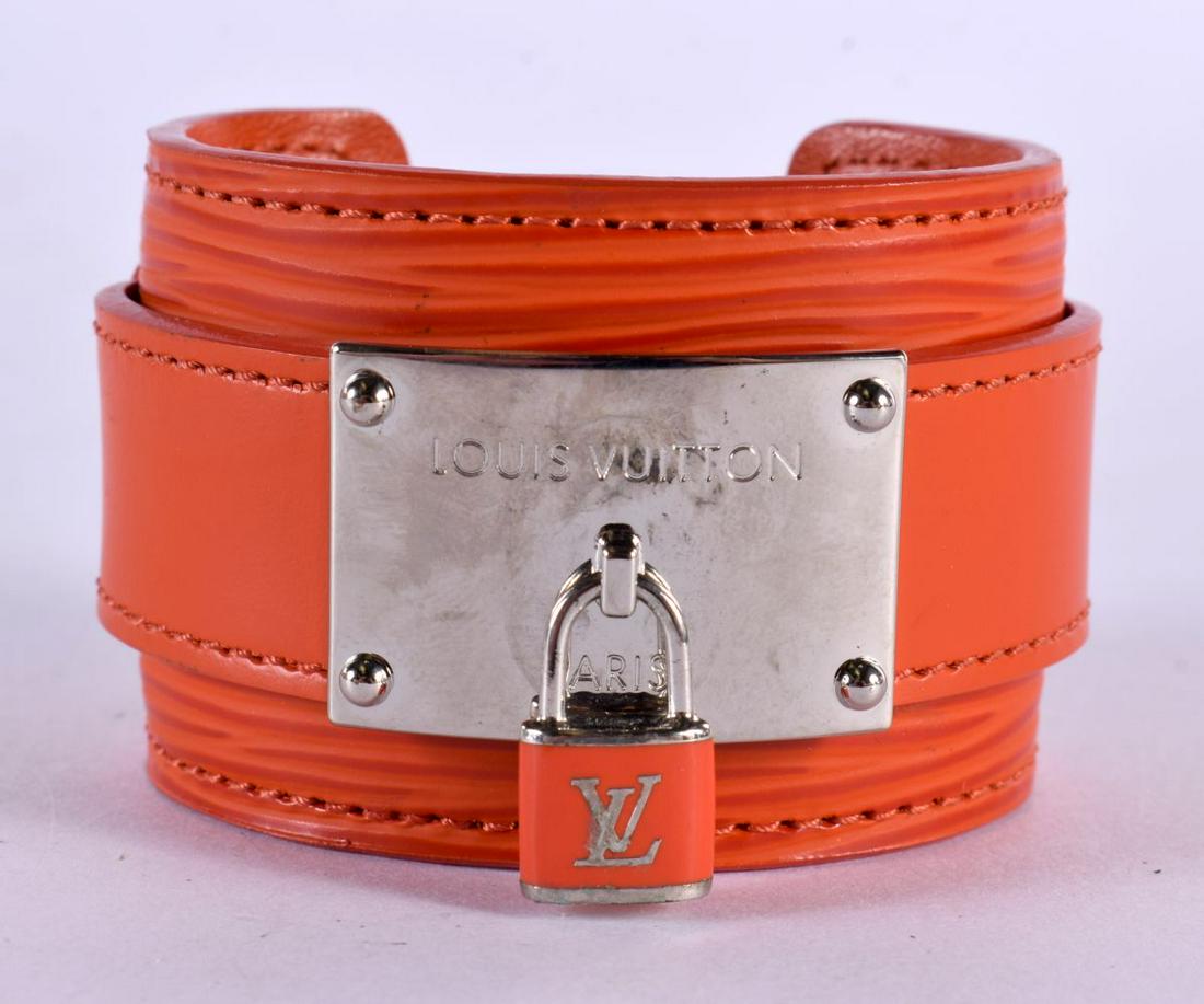 LOUIS VUITTON EPI INFINIT CUFF ORANGE. Internal 5cm x 3.8cm (adjustable): LOUIS VUITTON EPI INFINIT CUFF ORANGE. Internal 5cm x 3.8cm (adjustable)