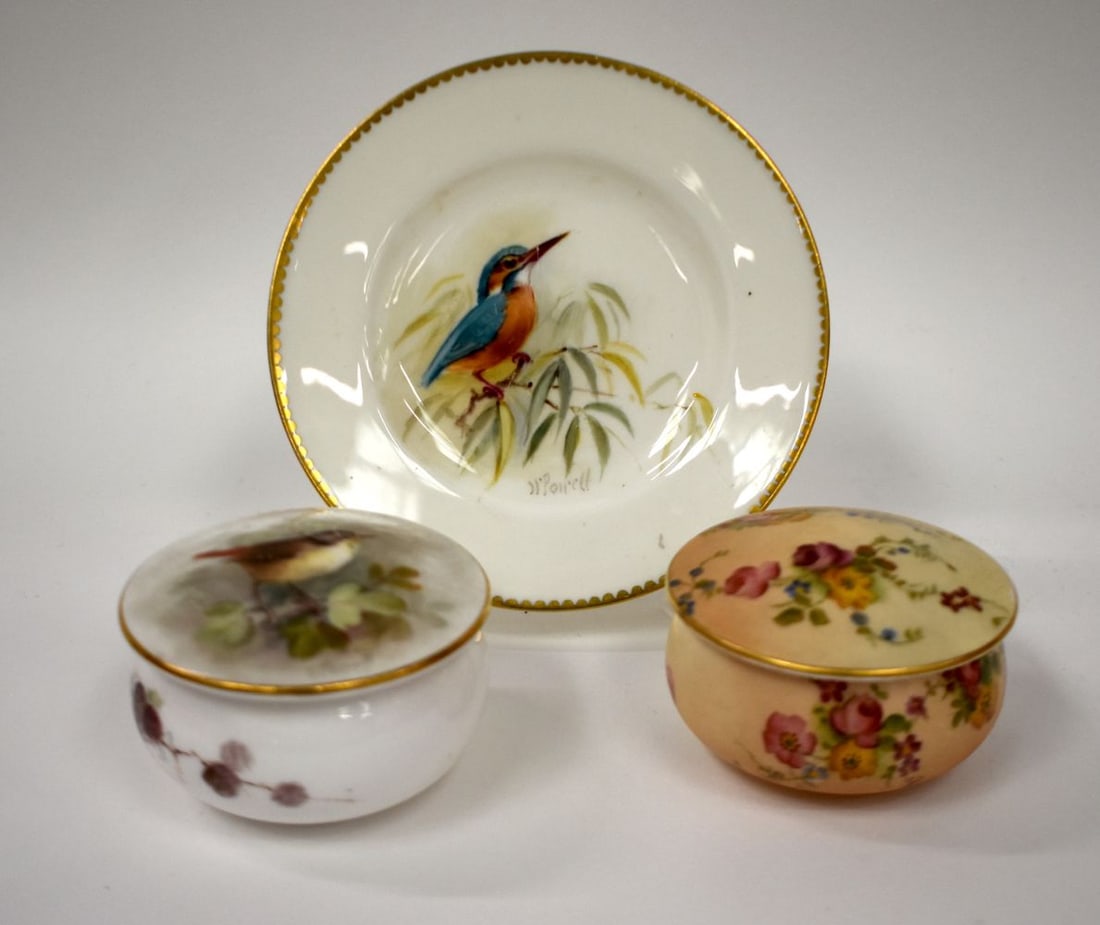 Royal Worcester small plate painted with a kingfisher signed W. Powell, a pill box and cover painted: Royal Worcester small plate painted with a kingfisher signed W. Powell, a pill box and cover painted with a wren signed Powell and a blush pill box painted with flowers, all pre-1940. Plate 12cm diame