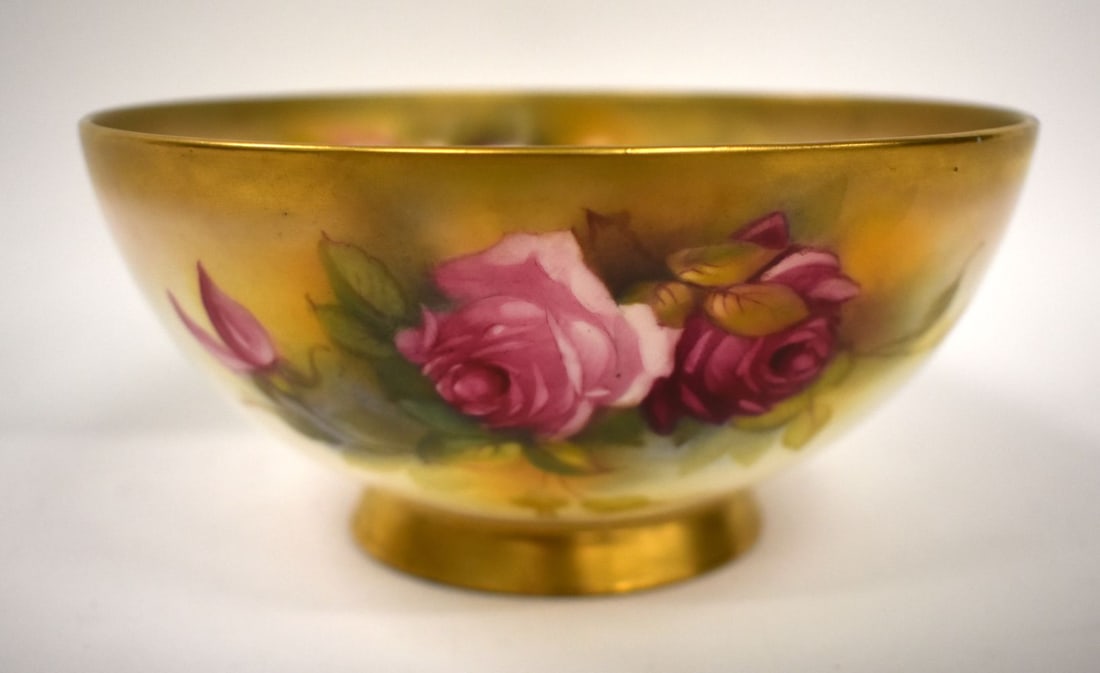 Royal Worcester fine bowl painted inside and out with roses by M. (Millie) Hunt, signed. 19cm diame: Royal Worcester fine bowl painted inside and out with roses by M. (Millie) Hunt, signed. 19cm diameter