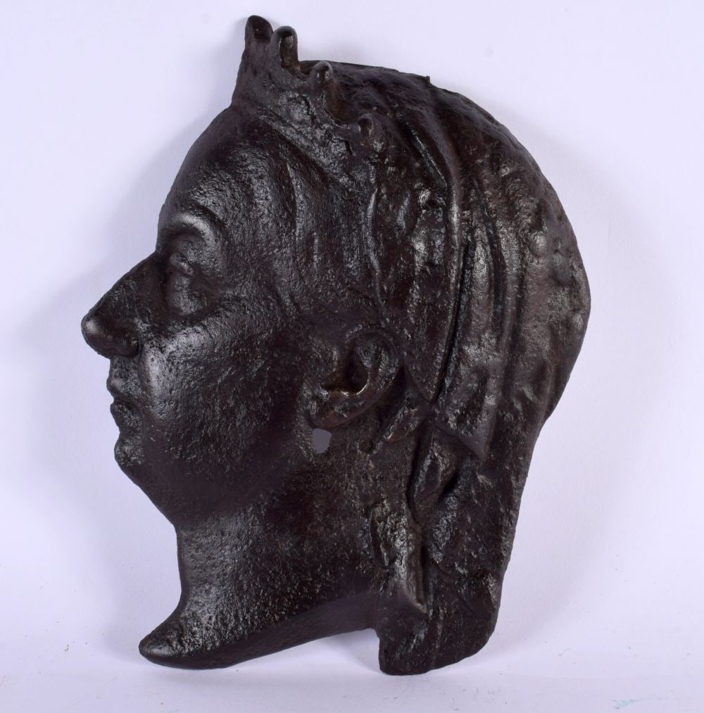 AN UNUSUAL VICTORIAN CAST IRON PORTRAIT QUEEN VICTORIAN PLAQUE. 21 cm x 15 cm. (1 of 4)