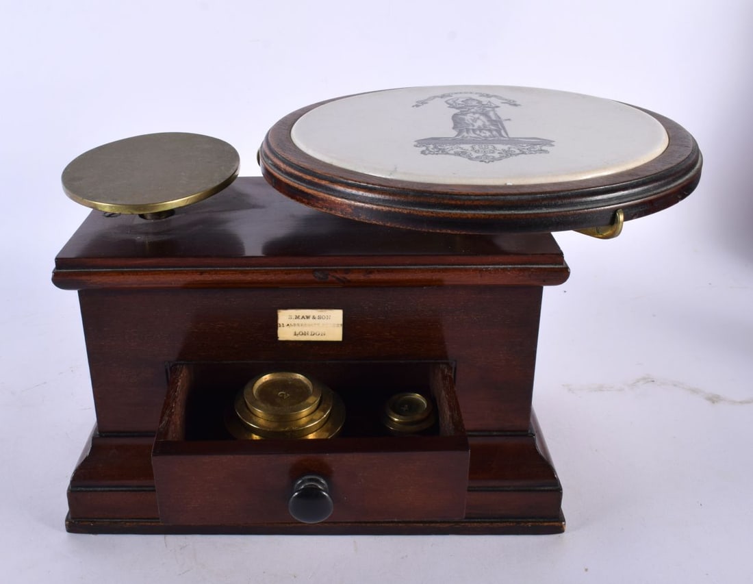 AN UNUSUAL PAIR OF ANTIQUE MAHOGANY SCALES S Maw & Son of London. 28 cm x 20 cm. (1 of 3)