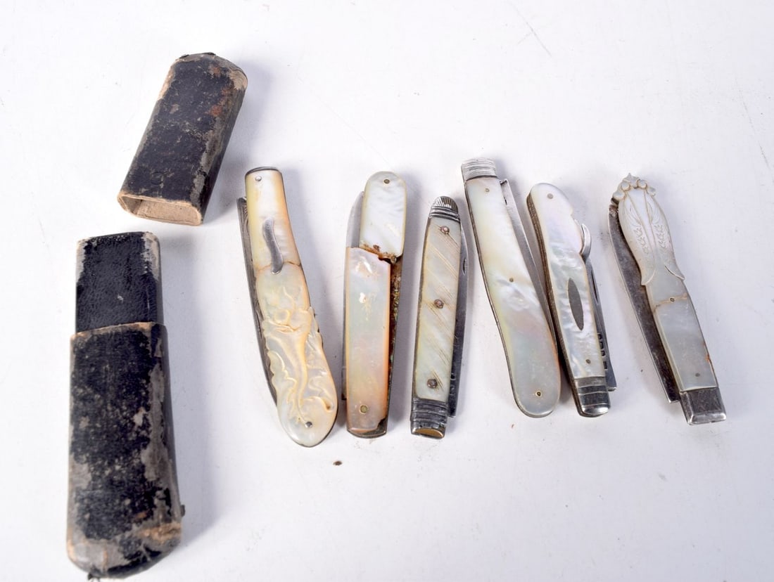A MOTHER OF PEARL HANDLED SILVER BLADED FOLDING FRUIT KNIFE IN ORIGINAL CASE TOGETHER WITH 5 OTHERS. (1 of 4)