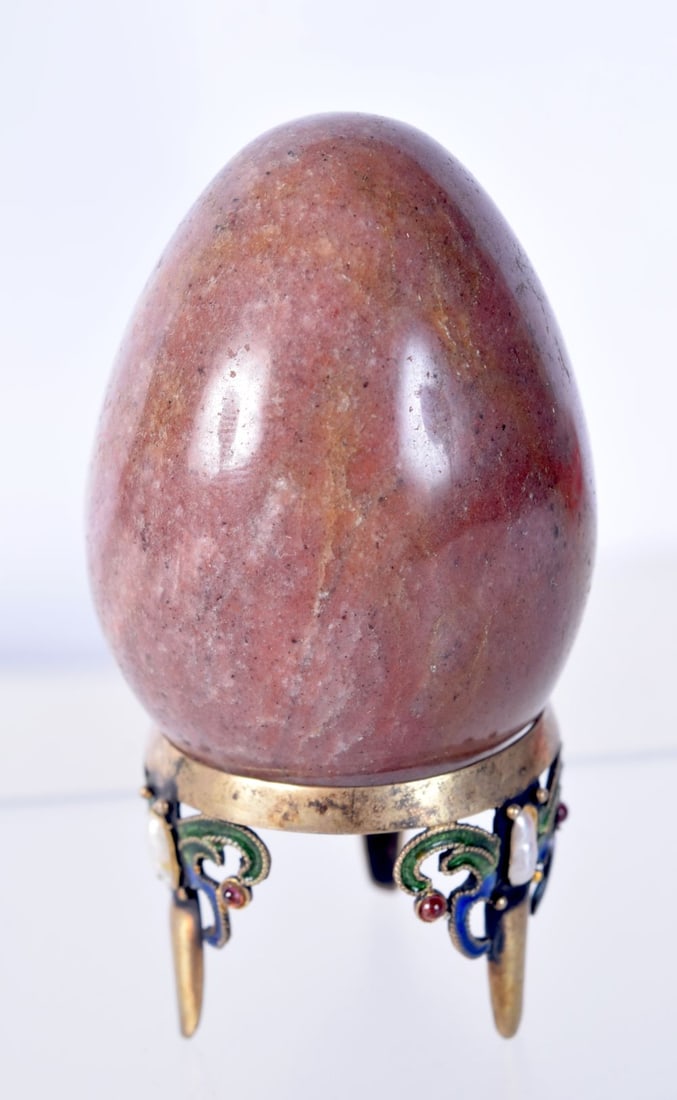 A SILVER ENAMEL AND BLISTER PEARL HARDSTONE EGG ON STAND. Silver 6 grams. 7.5 cm x 4 cm.: A SILVER ENAMEL AND BLISTER PEARL HARDSTONE EGG ON STAND. Silver 6 grams. 7.5 cm x 4 cm.