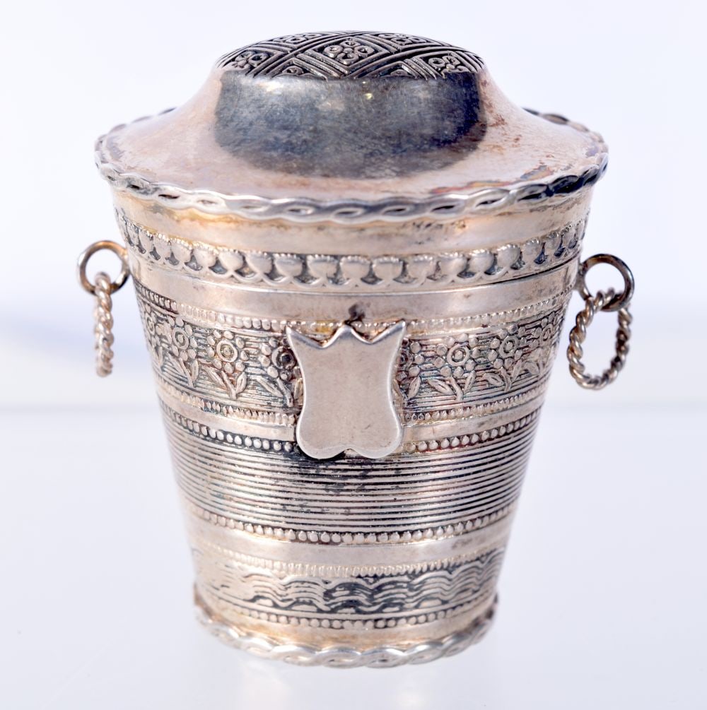 A DUTCH SILVER PILL BOX. Hallmarked 2003 and Stamped N2, 4.5cm x 3.7cm x 3.2cm, weight 23.5g: A DUTCH SILVER PILL BOX. Hallmarked 2003 and Stamped N2, 4.5cm x 3.7cm x 3.2cm, weight 23.5g