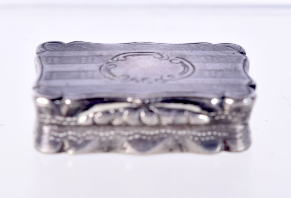 A GEORGIAN SILVER PILL BOX. Hallmarked Birmingham 1852, 2.5cm x 1.8cm x 0.7cm, weight 7.9g: A GEORGIAN SILVER PILL BOX. Hallmarked Birmingham 1852, 2.5cm x 1.8cm x 0.7cm, weight 7.9g