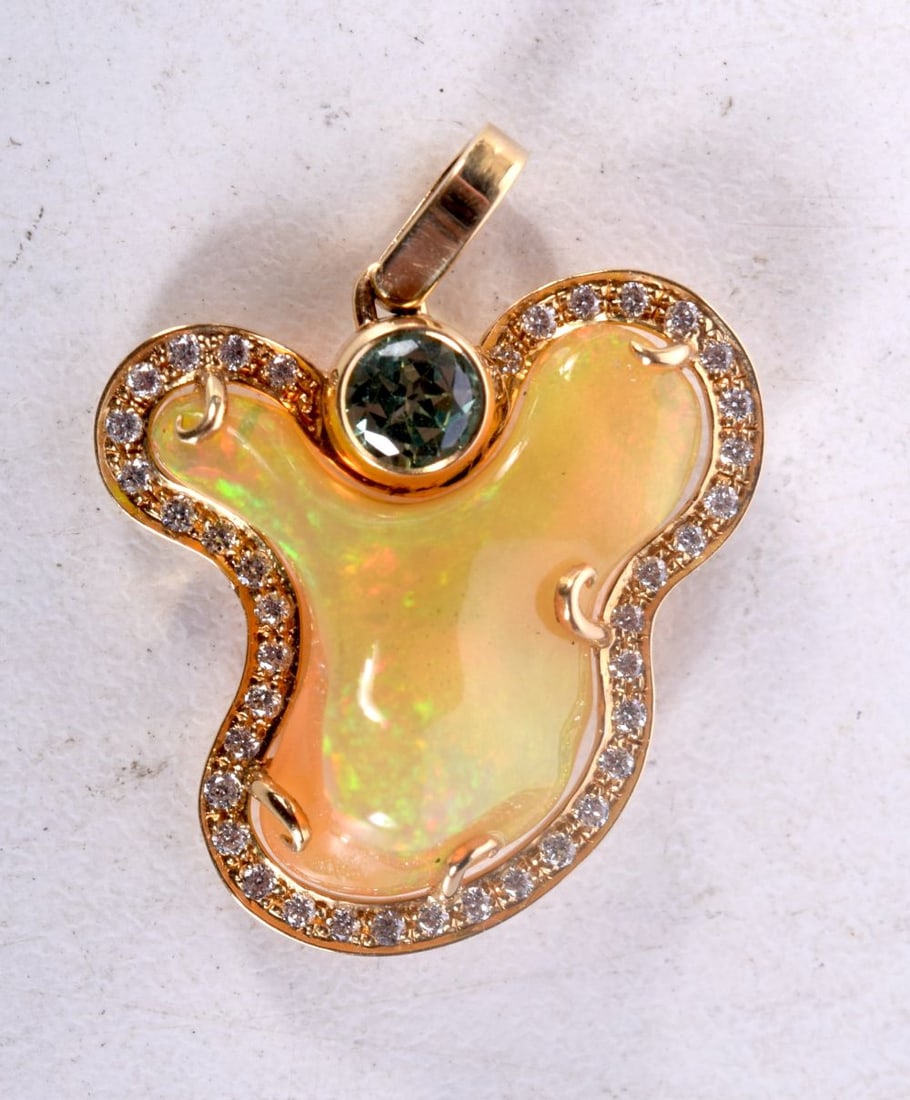 A FIRE OPAL PENDANT IN A 14CT GOLD MOUNT WITH INSET DIAMOND SURROUND.  2.8cm x 2.3cm, weight 4g (1 of 2)