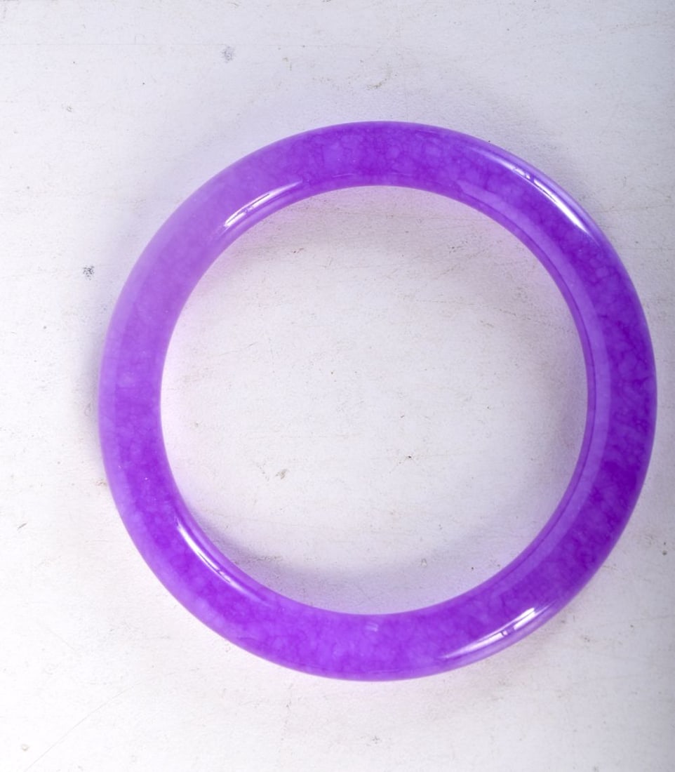 A LAVENDER JADE BANGLE. Internal 6.1cm, weight 37.8g: A LAVENDER JADE BANGLE. Internal 6.1cm, weight 37.8g