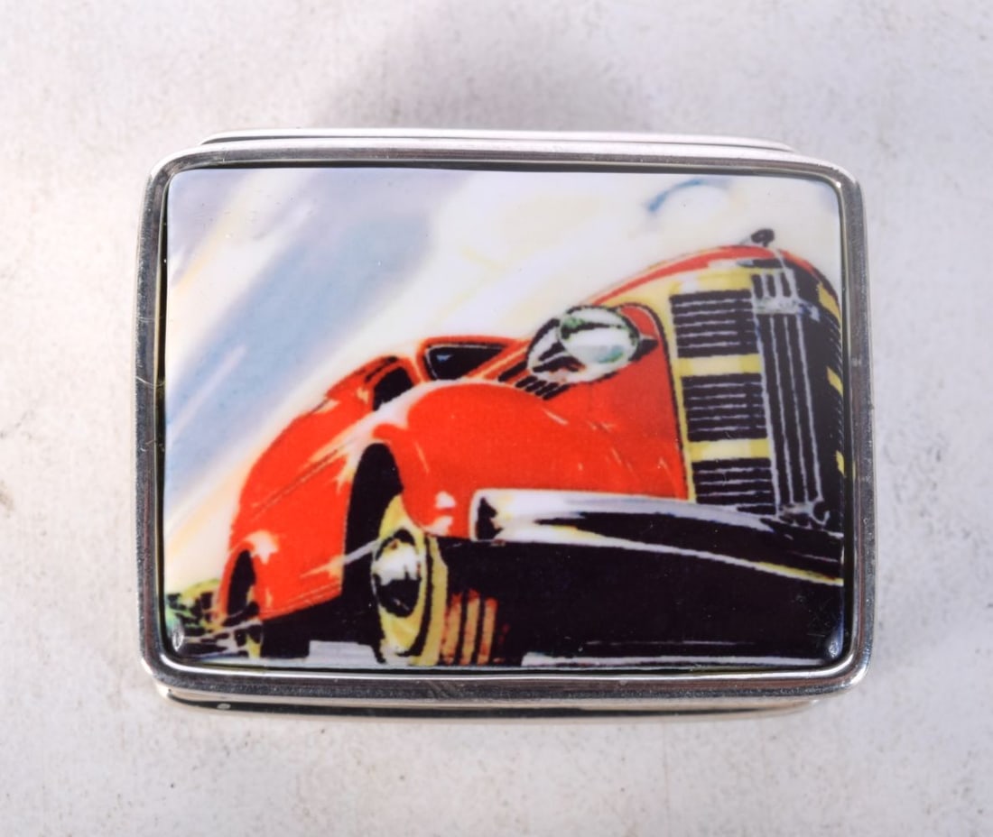 A SILVER AND ENAMEL PILL BOX WITH THE LID DECORATED WITH AN AMERICAN CAR. Stamped 925, 3.2cm x 2.6c: A SILVER AND ENAMEL PILL BOX WITH THE LID DECORATED WITH AN AMERICAN CAR. Stamped 925, 3.2cm x 2.6cm x 1.3cm, weight 20.4g