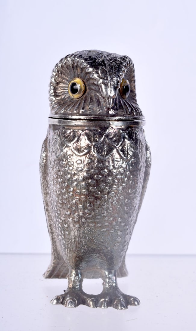 AN EDWARDIAN WHITE METAL GLASS EYED OWL PEPPER POT. 66.3 grams. 7.5 cm x 3.5 cm. (1 of 3)