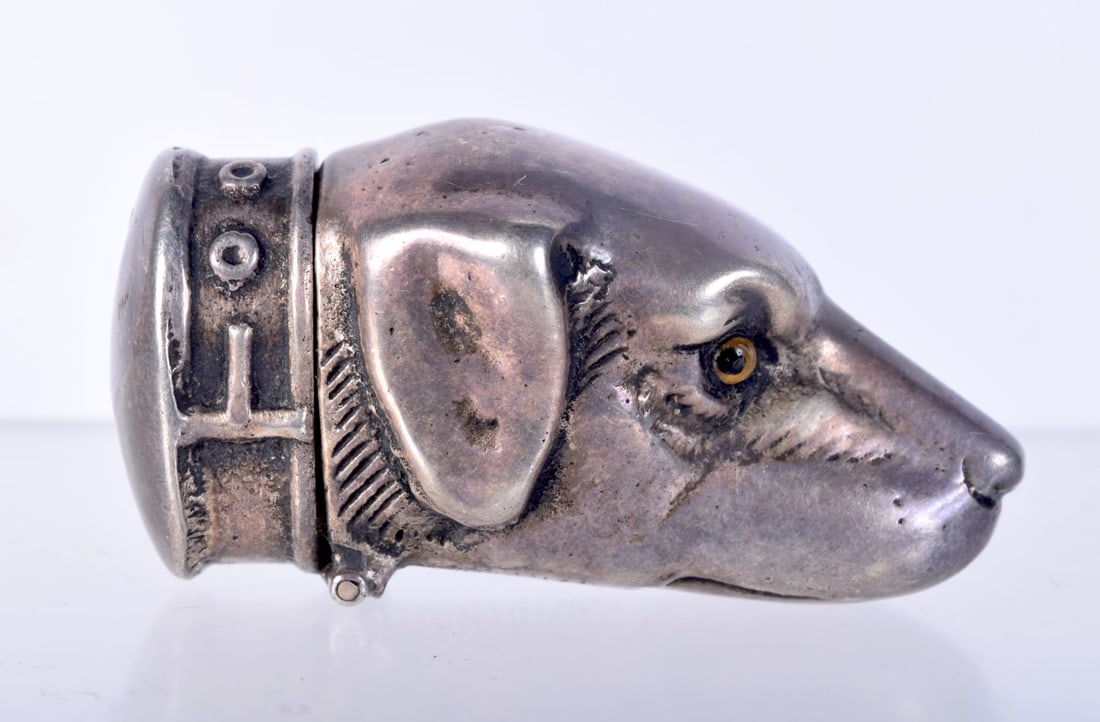 AN ANTIQUE SILVER DOG HEAD VESTA CASE. 48.4 grams. 5.25 cm x 3 cm. (1 of 3)