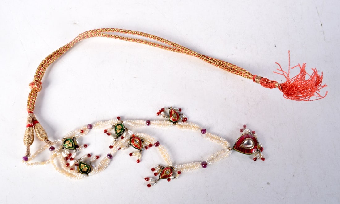 AN INDIAN GOLD ENAMEL AND RUBY NECKLACE. 17.5 grams. (1 of 2)