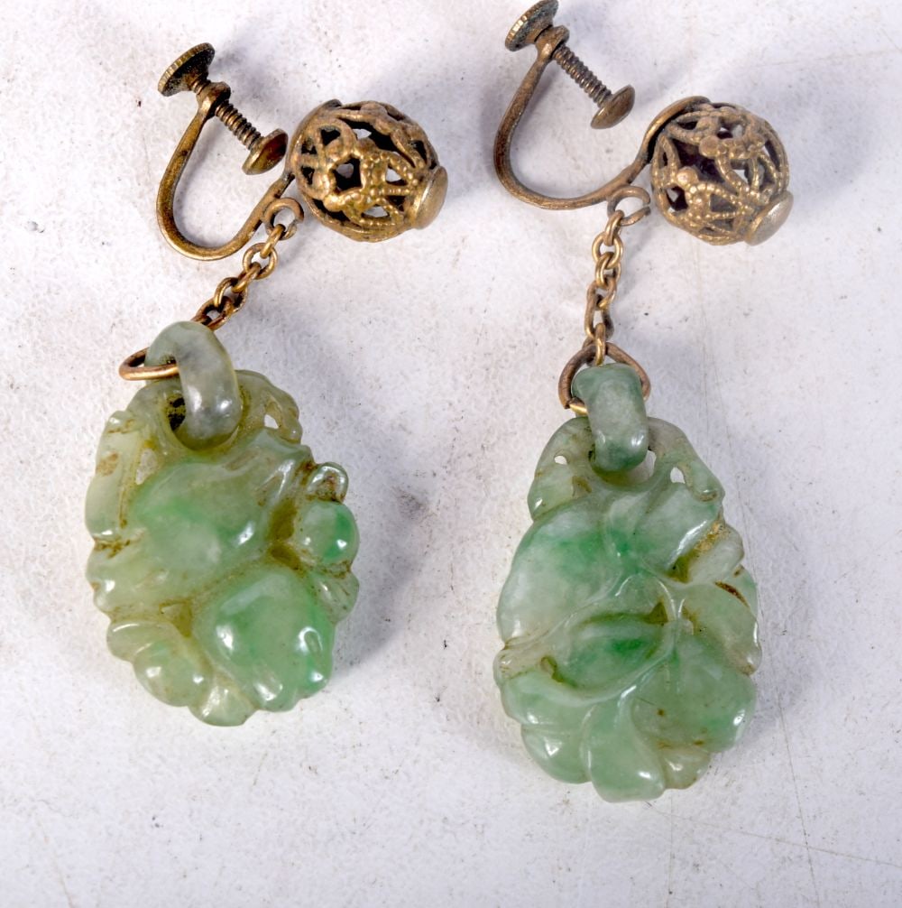 A PAIR OF CHINESE CARVED JADE EARRINGS. 9.3 grams. 4.5 cm x 1.5 cm. (1 of 2)