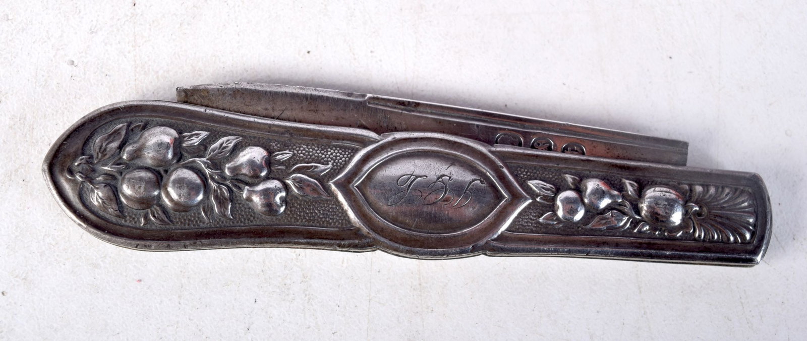 A SILVER FOLDING FRUIT KNIFE. Hallmarked Birmingham, 4.6cm long (extended), 8.5cm (folded), weight: A SILVER FOLDING FRUIT KNIFE. Hallmarked Birmingham, 4.6cm long (extended), 8.5cm (folded), weight 35.3g