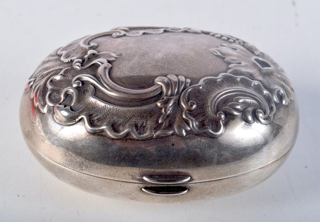 A SILVER BOX. 86.7 grams. 9 cm x 7 cm.: A SILVER BOX. 86.7 grams. 9 cm x 7 cm.