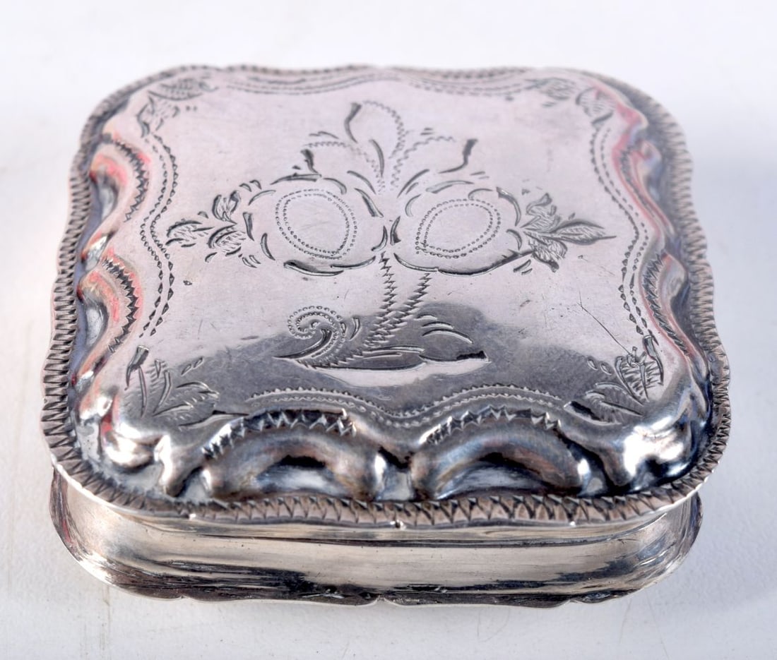 AN ANTIQUE DUTCH SILVER PATCH BOX. 26.5 grams. 5 cm square.: AN ANTIQUE DUTCH SILVER PATCH BOX. 26.5 grams. 5 cm square.