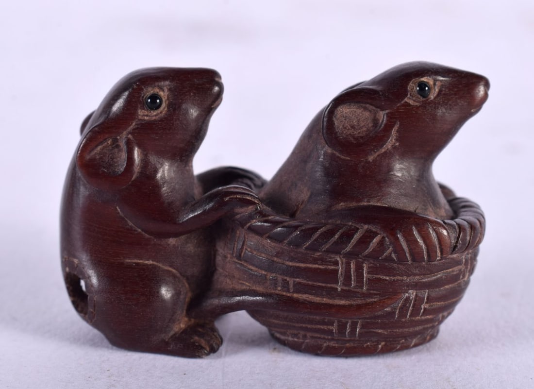 A JAPANESE CARVED WOOD MOUSE NETSUKE. 4 cm x 2.5 cm. (1 of 3)