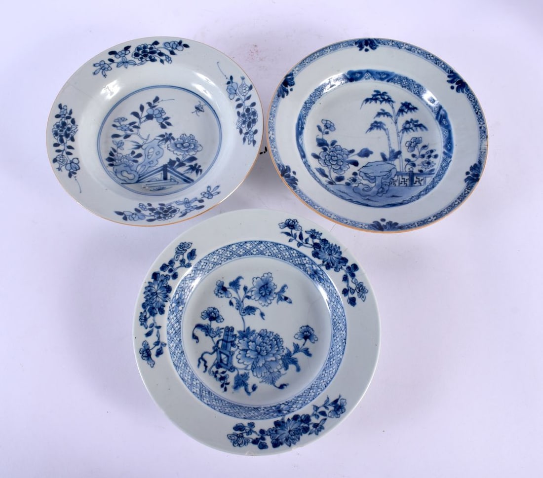 THREE 18TH CENTURY CHINESE EXPORT BLUE AND WHITE PLATES Qianlong. 22 cm diameter. (3) (1 of 5)
