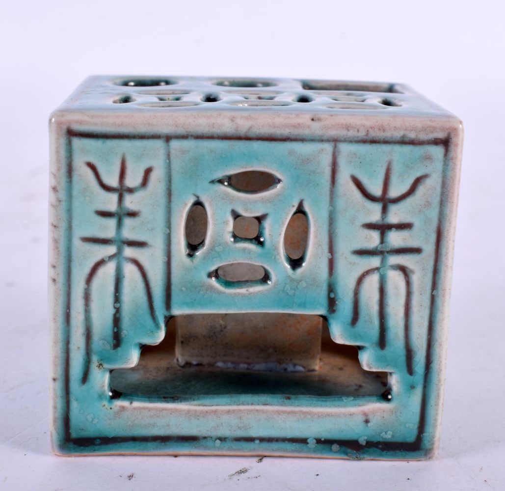 A CHINESE TURQUOISE GLAZED PORCELAIN SCHOLARS STAND 20th Century. 5.75 cm x 5 cm. (1 of 4)