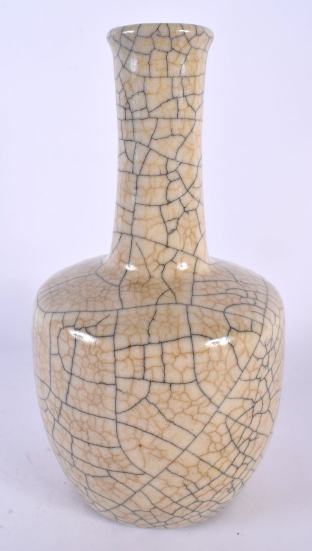 A CHINESE GE TYPE STONEWARE PORCELAIN VASE 20th Century. 23.5 cm high. (1 of 4)