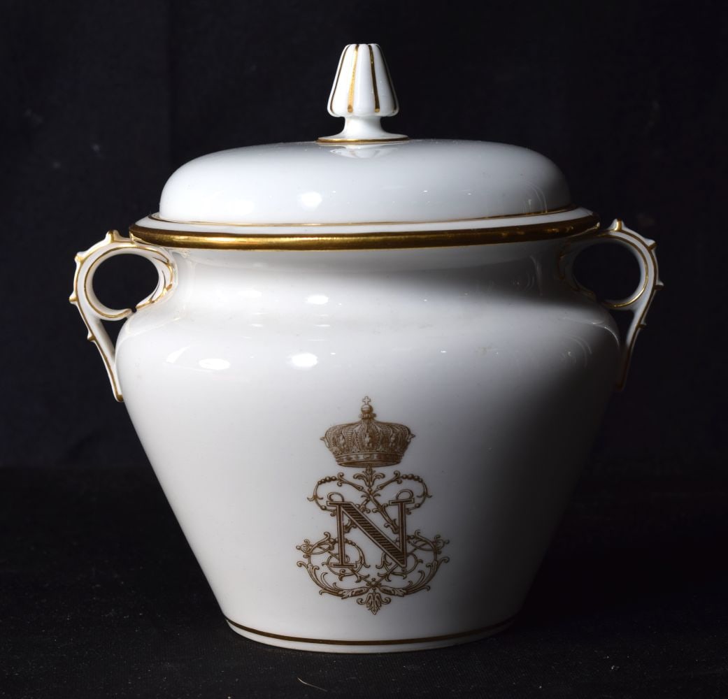 A small 19th Century Napoleon iii Sevres lidded pot 14 cm . (1 of 4)