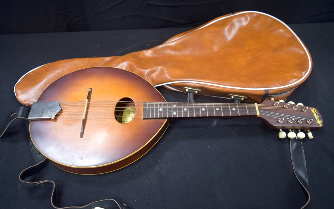 A Kentucky Mandolin 63 cm.: A Kentucky Mandolin 63 cm.