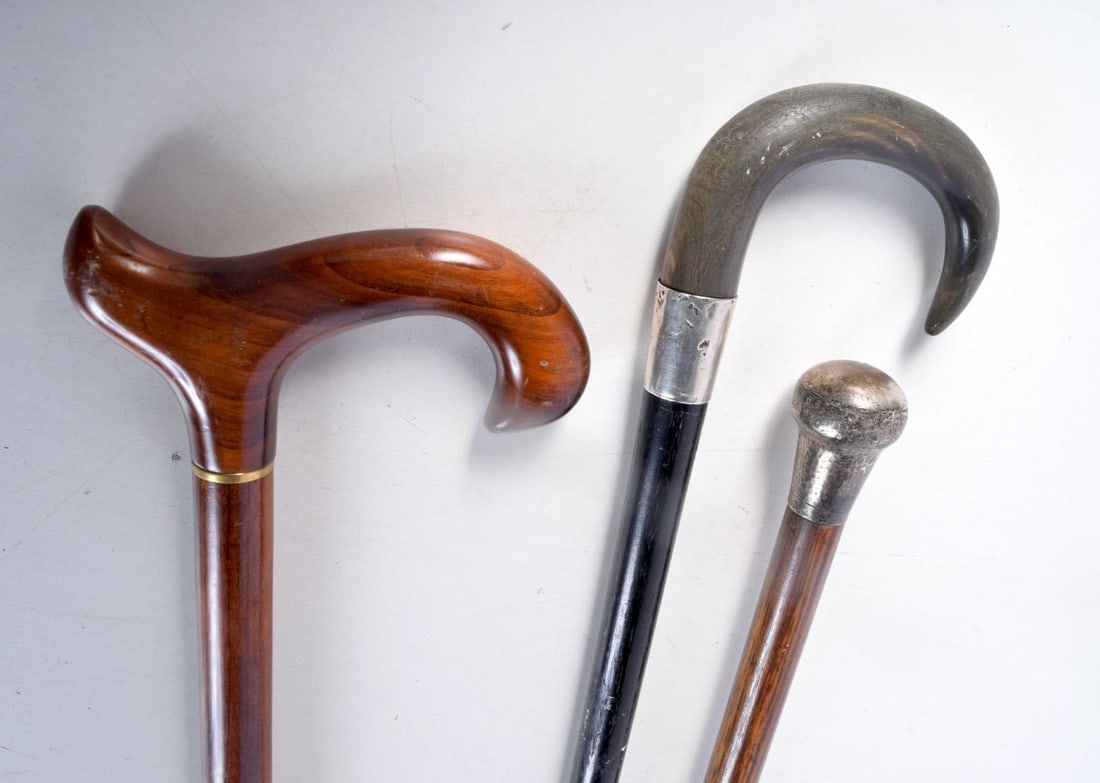 A horn handled silver collared walking cane together with two other canes 90 cm. (3) (1 of 3)