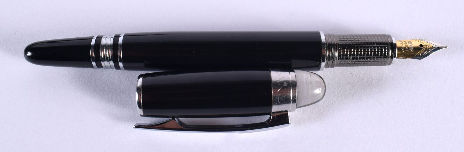 A BOXED MONTBLANC FOUNTAIN PEN. 14 cm long.: A BOXED MONTBLANC FOUNTAIN PEN. 14 cm long.