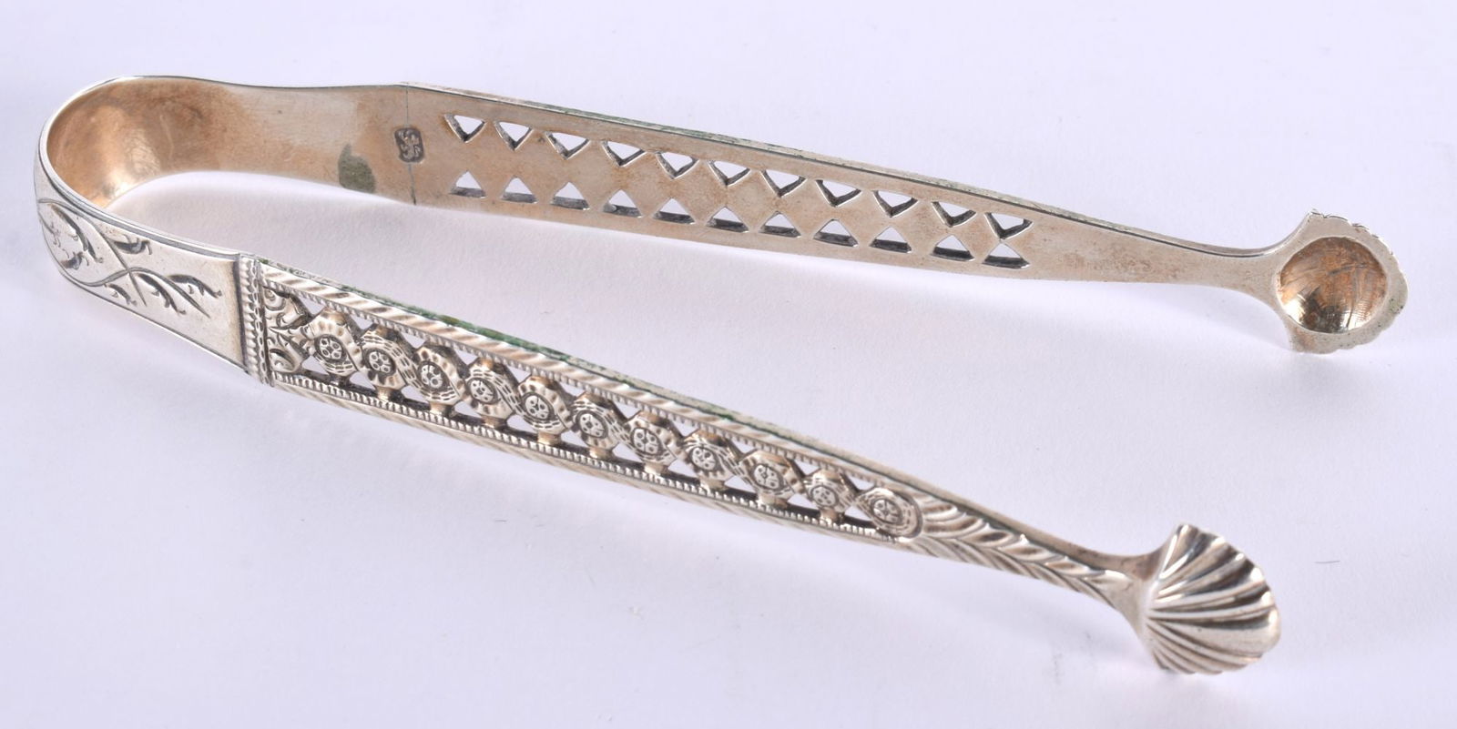 A PAIR OF GEORGE III SILVER SUGAR NIPS by Thomas Wallis. London 1792. 49.5 grams. 14.5 cm x 5.5 cm. (1 of 3)