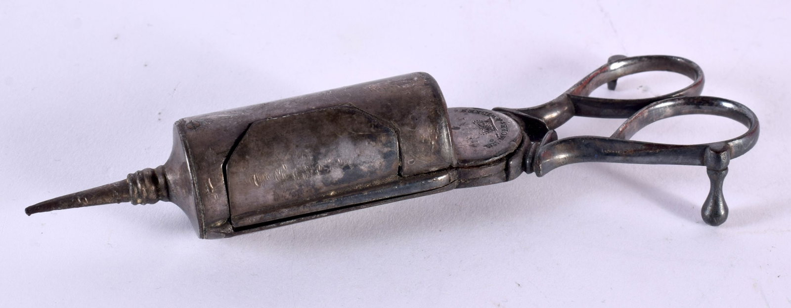 A PAIR OF GEORGE III CANDLESNUFFERS. 120 grams. 15 cm x 5 cm.: A PAIR OF GEORGE III CANDLESNUFFERS. 120 grams. 15 cm x 5 cm.