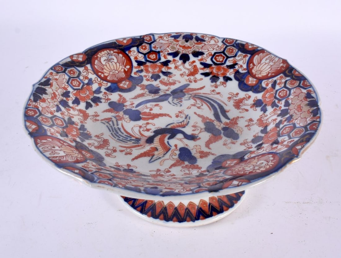 AN UNUSUAL 19TH CENTURY JAPANESE MEIJI PERIOD IMARI PORCELAIN TAZZA painted with birds. 24 cm wide.: AN UNUSUAL 19TH CENTURY JAPANESE MEIJI PERIOD IMARI PORCELAIN TAZZA painted with birds. 24 cm wide.