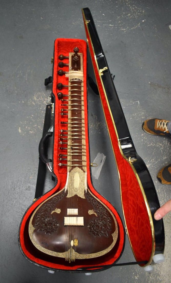 A FINE EARLY 20TH CENTURY INDIAN KANAILAL & BROTHER OF CALCUTTA SITAR wonderfully carved all over wi: A FINE EARLY 20TH CENTURY INDIAN KANAILAL & BROTHER OF CALCUTTA SITAR wonderfully carved all over with foliage and vines, the reverse gourd formed in relief with foliage and bold sprays. 135 cm x 25 c