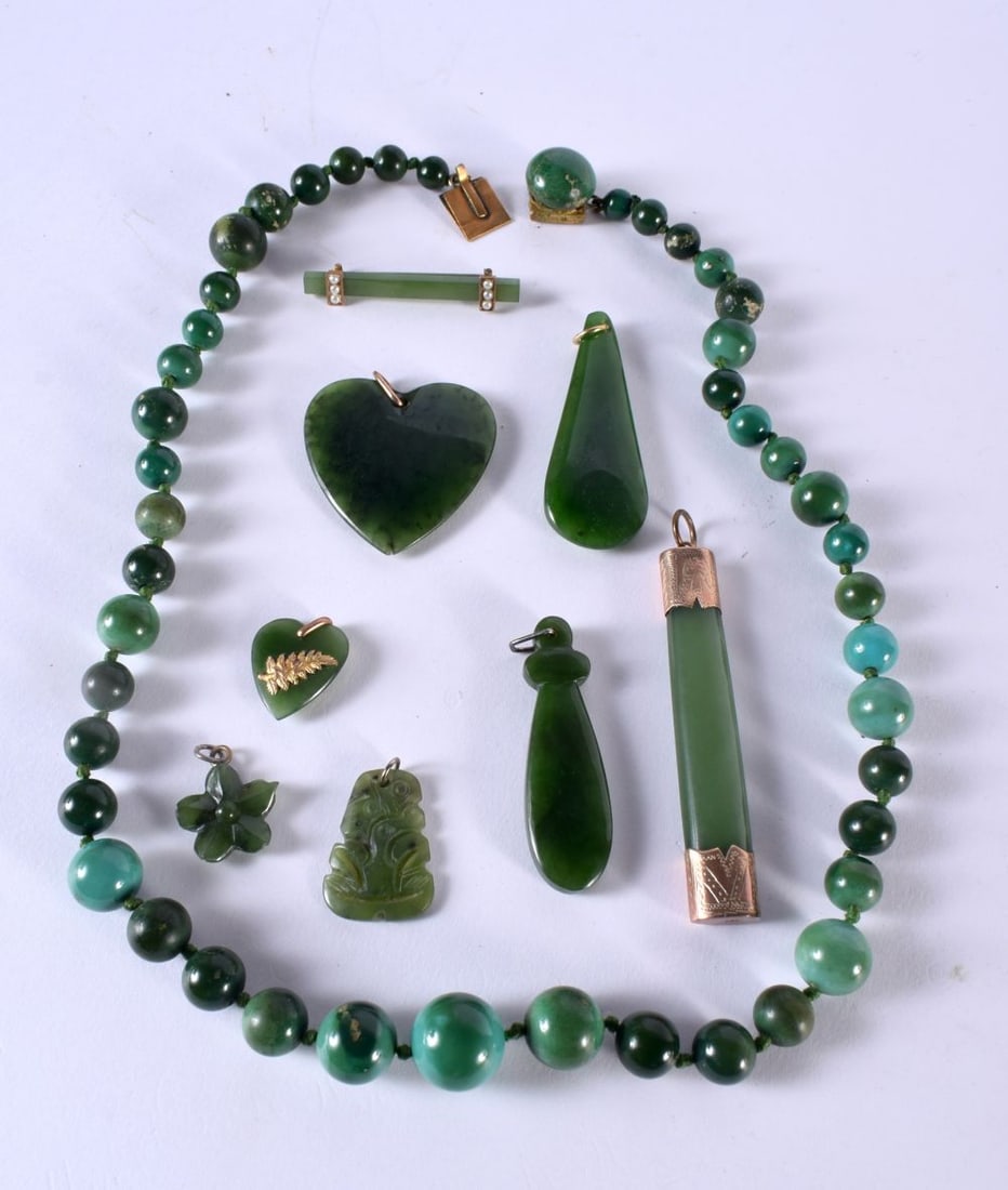 A CHINESE GOLD MOUNTED JADE PENDANT together with other jade jewelry. 130 grams. Largest 55 cm long. (1 of 5)