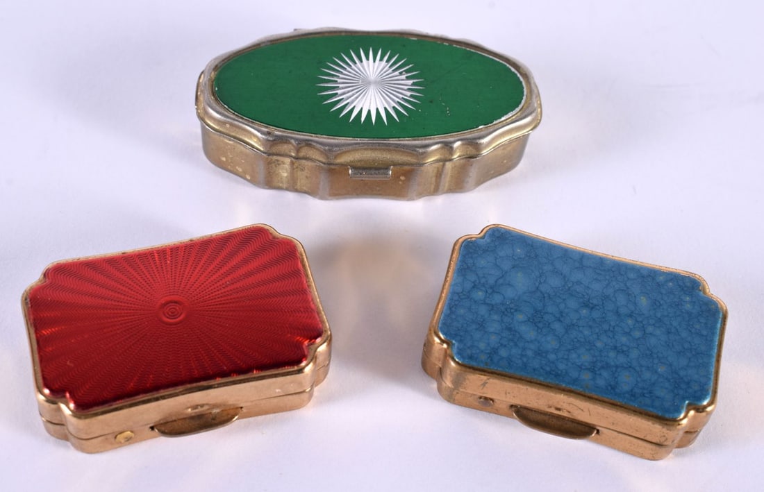 THREE VINTAGE STRATTON ENAMEL BOXES. 44 grams. Largest 5.5 cm x 3 cm. (3): THREE VINTAGE STRATTON ENAMEL BOXES. 44 grams. Largest 5.5 cm x 3 cm. (3)