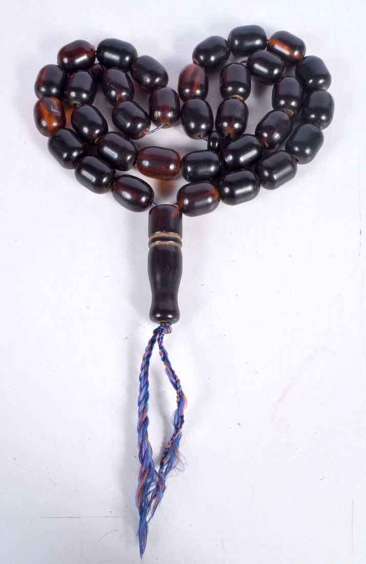 A VERY LARGE AMBER TYPE BEAD NECKLACE, 98cm long, weight 364g (1 of 4)