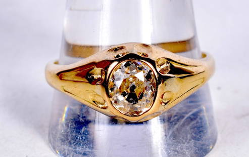 A LARGE ANTIQUE DIAMOND SOLITAIRE RING. W/X. 6.5 grams.: A LARGE ANTIQUE DIAMOND SOLITAIRE RING. W/X. 6.5 grams.
