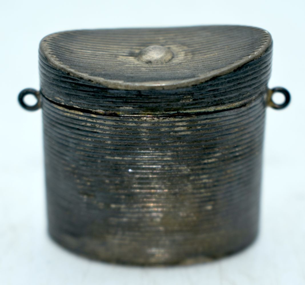 A CONTINENTAL SILVER PILL BOX. Indistinct marks possibly Dutch, 3.6 cm x 3.6 cm x 2.1cm, weight 19g: A CONTINENTAL SILVER PILL BOX. Indistinct marks possibly Dutch, 3.6 cm x 3.6 cm x 2.1cm, weight 19g