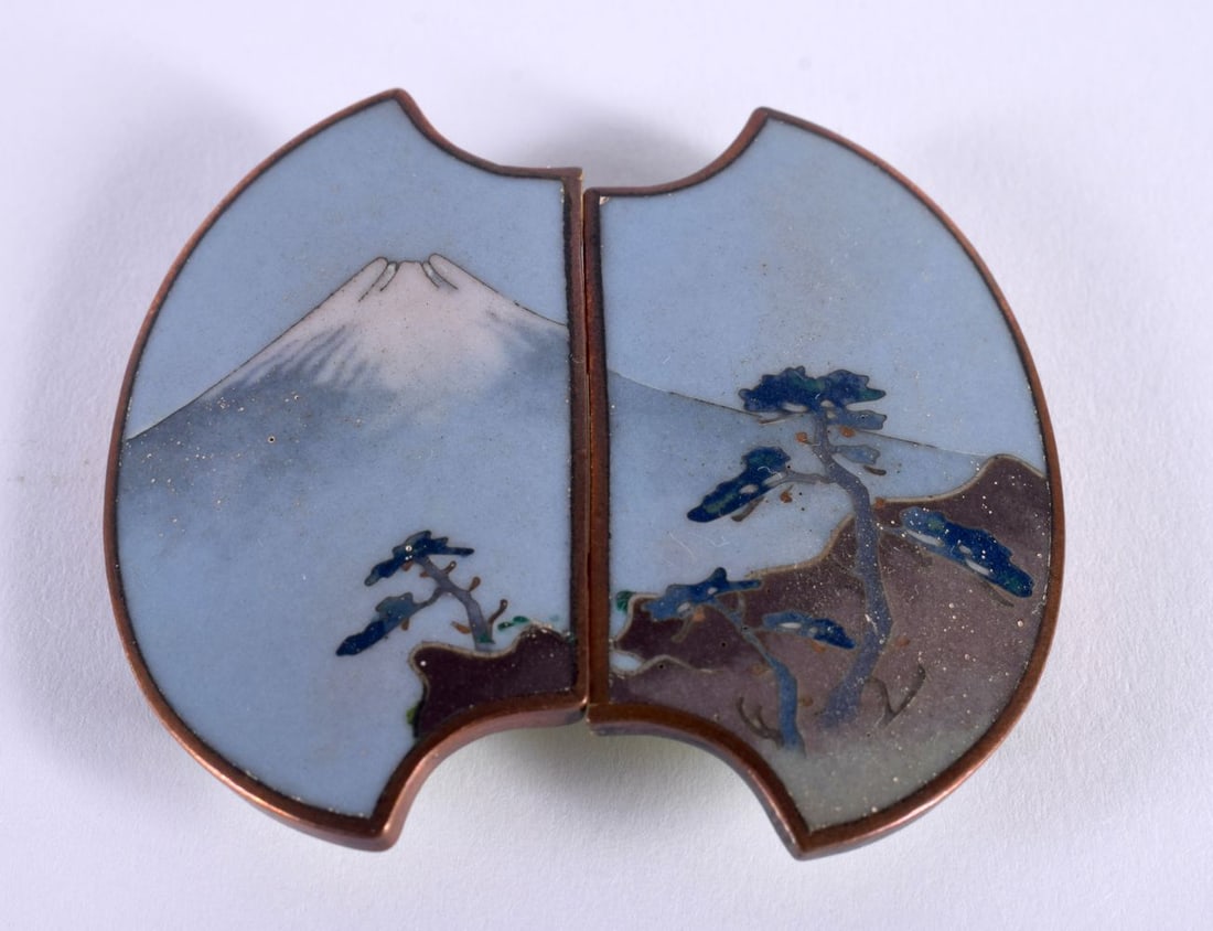 A RARE 19TH CENTURY JAPANESE MEIJI PERIOD CLOISONNE ENAMEL BELT BUCKLE in the manner of Namikawa Sos: A RARE 19TH CENTURY JAPANESE MEIJI PERIOD CLOISONNE ENAMEL BELT BUCKLE in the manner of Namikawa Sosuke. 6.25 cm x 5.25 cm.
