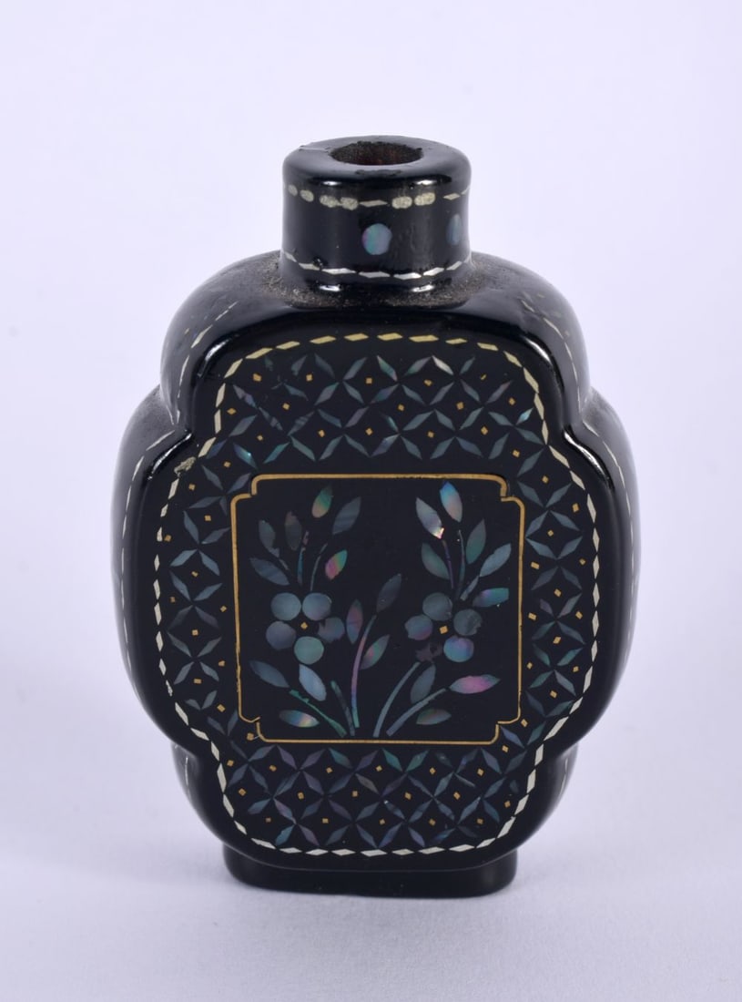 A LATE 19TH CENTURY CHINESE BLACK LACQUER MOTHER OF PEARL SNUFF BOTTLE Qing. 5.5 cm x 3.5 cm. (1 of 4)