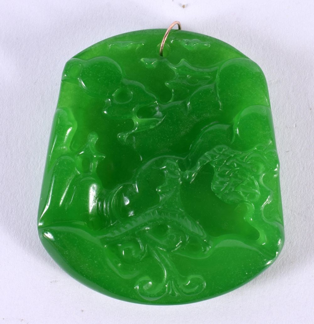 A 14CT GOLD JADE PENDANT 20th Century. 36 grams. 5.5 cm x 4.75 cm. (1 of 3)